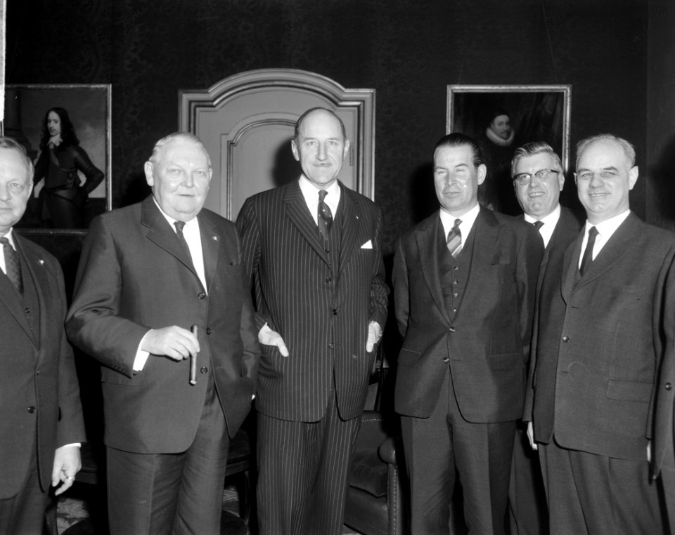 Bondskanselier Erhard en minister Schroder besprekingen gevoerd te Den Haag met , Bestanddeelnr 916-1281