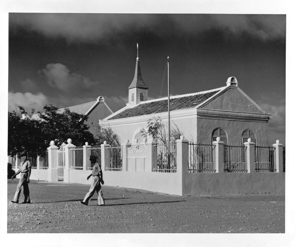 Bonaire. Protestantse kerk aan het Wilhelminaplein te Kralendijk, de hoofdstad v, Bestanddeelnr 935-1243