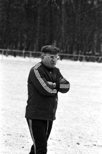 Bondscoach Kees Rijvers slaat de training gade, Bestanddeelnr 932-4946
