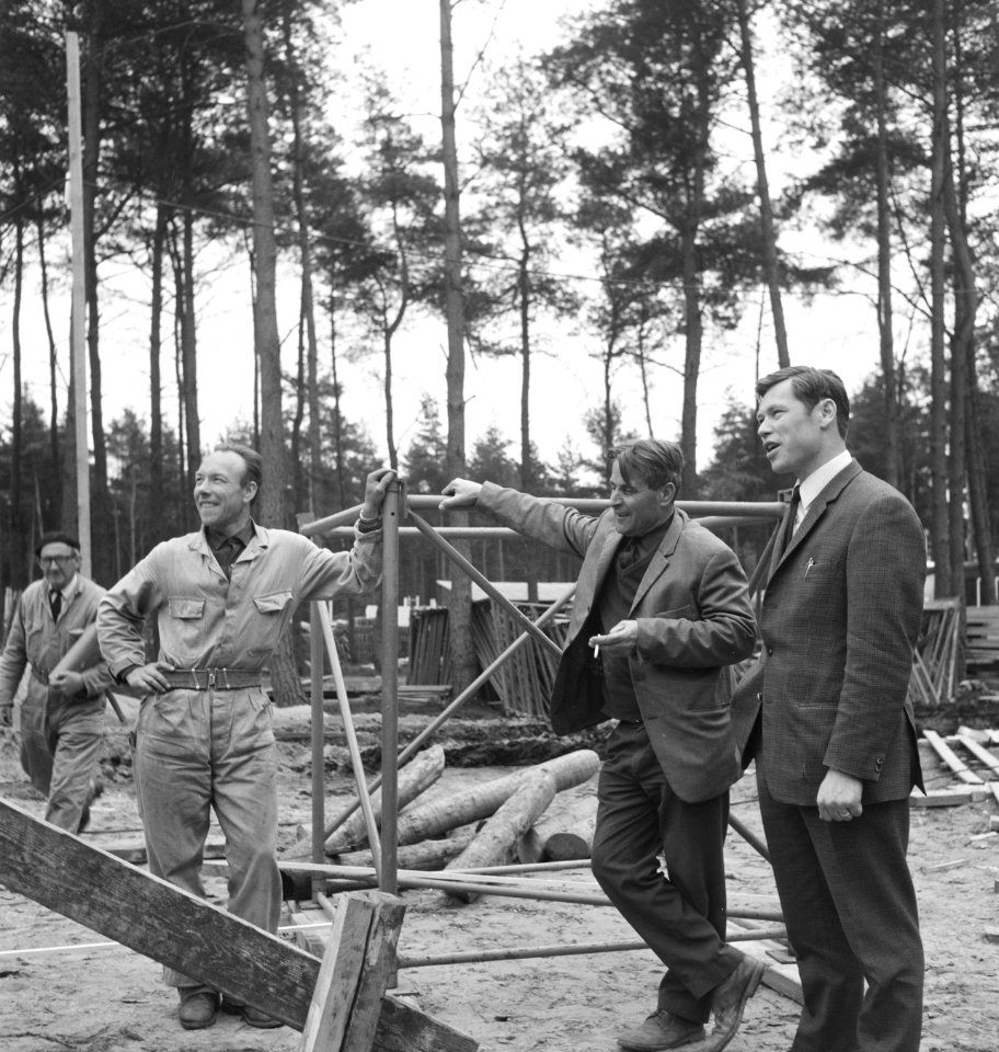 Boomstammen, arbeiders, leunen, gesprekken, Bestanddeelnr 253-6178