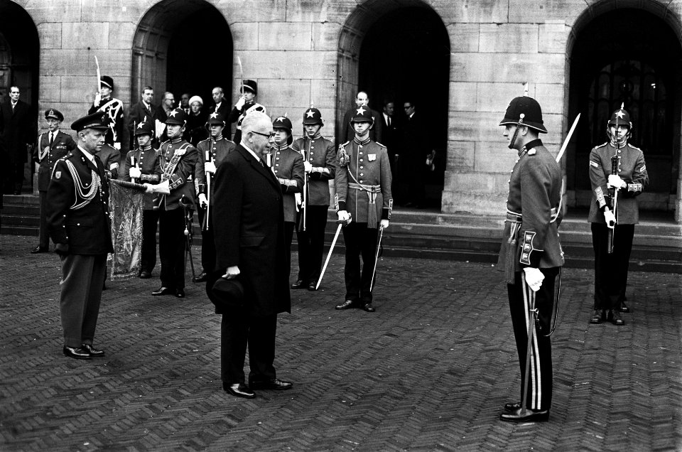 Bondspresident Heinemann verlaat Paleis op de Dam Ada Heinemann inspecteert gard, Bestanddeelnr 923-0128