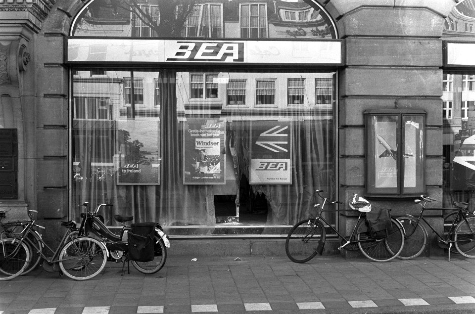 Bommetjes in ruit BEA kantoor gegooid, Amsterdam, Bestanddeelnr 925-0806