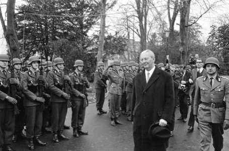 Bondskanselier Kurt Georg Kiesinger inspecteert de erewacht, Bestanddeelnr 919-8414
