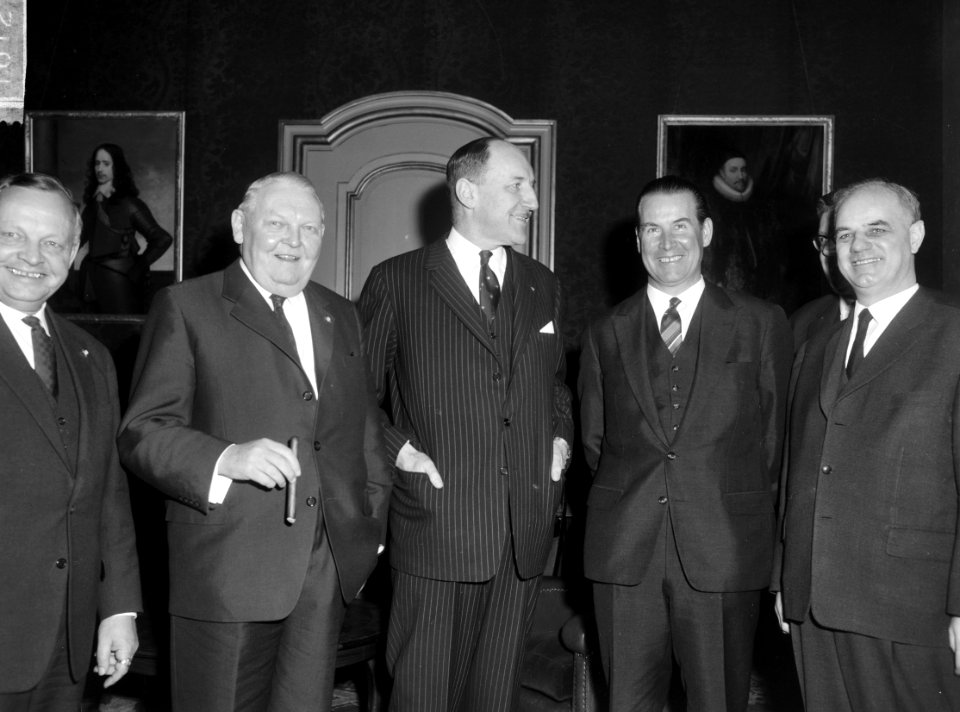 Bondskanselier Erhard en minister Schroder besprekingen gevoerd te Den Haag met , Bestanddeelnr 916-1278
