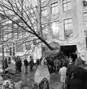Boom wordt gebracht bij Mees en Hope op Keizersgracht, opdracht, Bestanddeelnr 927-6126