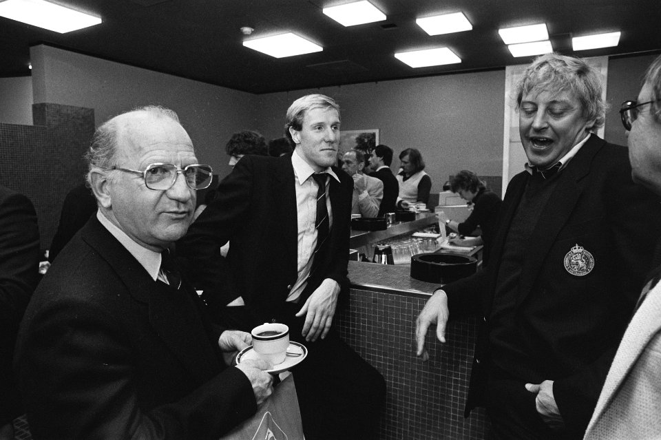 Bondscoach Rijvers (l) en Hans van Breukelen (m), Bestanddeelnr 932-7272
