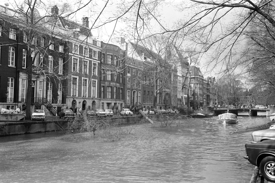 Boom omgewaaid en op auto gevallen op Herengracht, Amsterdam, Bestanddeelnr 926-3184