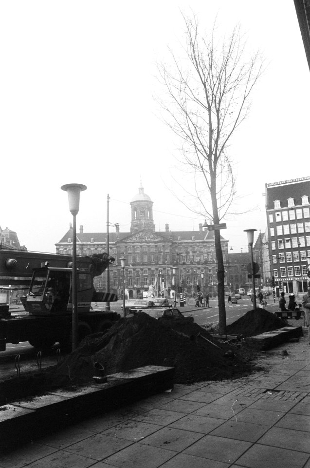 Bomen geplant op Dam in Amsterdam op initiatief van het comite Groene Hart d, Bestanddeelnr 928-2670