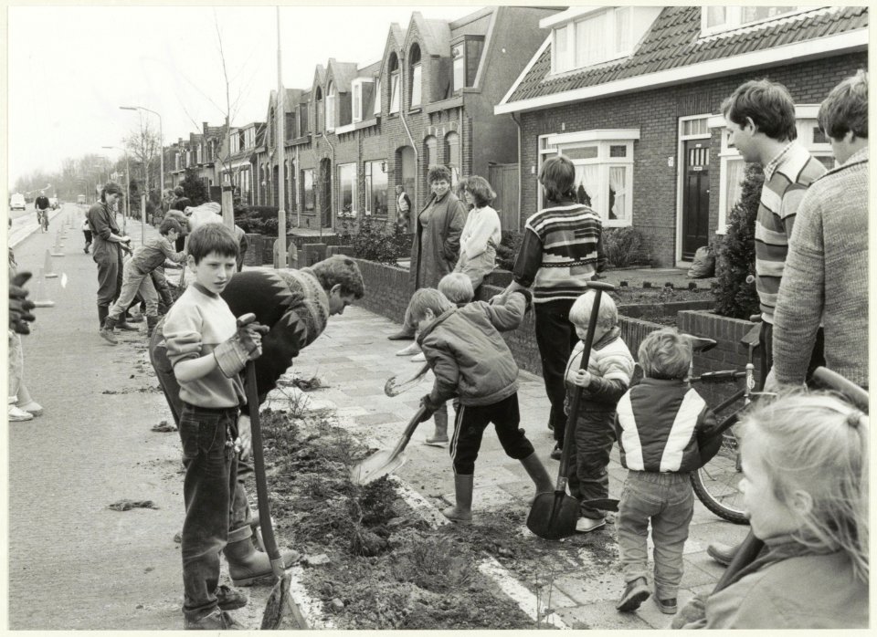 Bomen planten aan de Slaperdijk. NL-HlmNHA 54021096