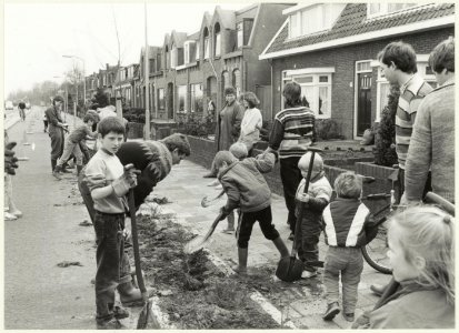 Bomen planten aan de Slaperdijk. NL-HlmNHA 54021096