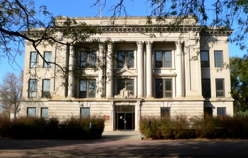 Bon Homme County courthouse from S 1