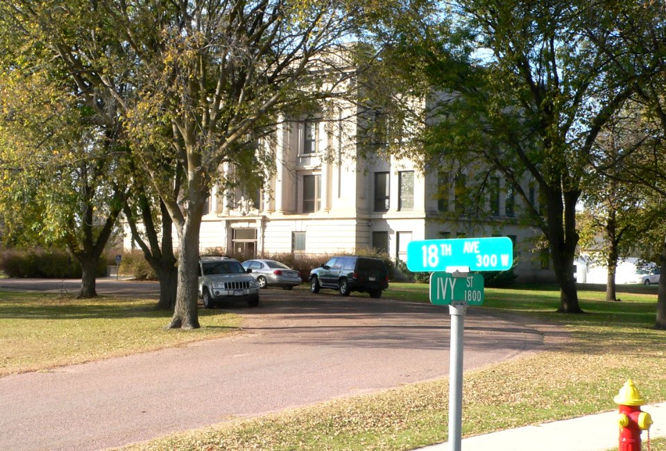 Bon Homme County courthouse from SE 2 locn