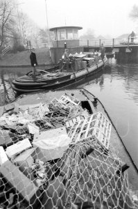 Boot met vuil voor de vernielde brug in de E10 waardoor vervoer van vuil naar de, Bestanddeelnr 931-2896