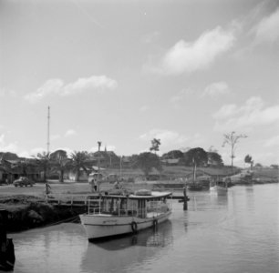 Boot op de Cotticarivier bij Moengo, Bestanddeelnr 252-4428