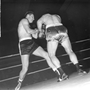 Boksen in de Riverahal te Rotterdam, Wim Snoek tegen de Duitser Al Duchsa (l), Bestanddeelnr 916-3013
