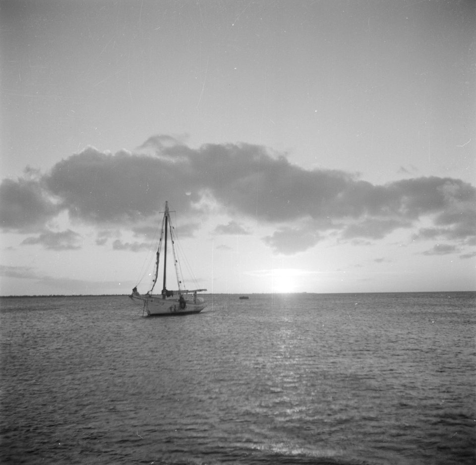 Boot in de baai van Kralendijk op Bonaire, Bestanddeelnr 252-8342