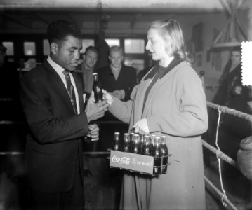 Boksen. Hanny Termeulen geeft flesje Coca-Cola aan Harry, Bestanddeelnr 905-4471