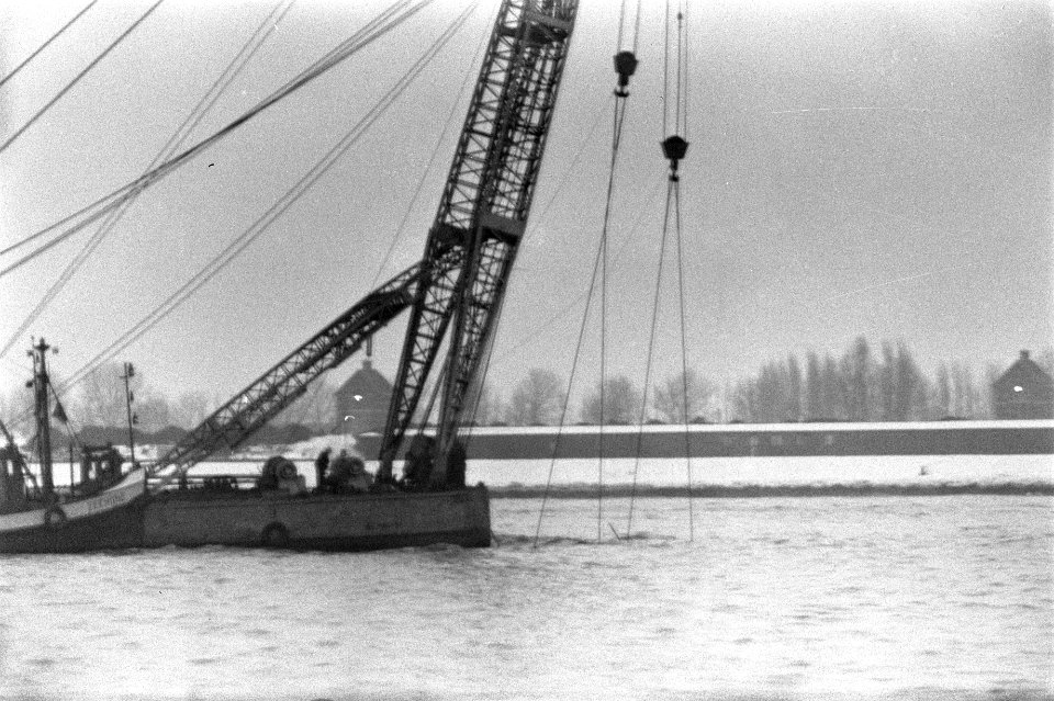 Bootje van Rijkshavendienst geramd in Rotterdam. Vijf doden het bootje wordt gel, Bestanddeelnr 914-8553
