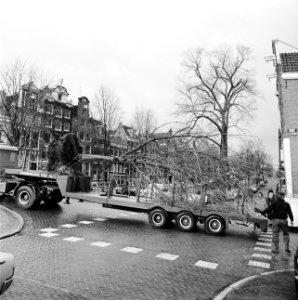 Boom wordt gebracht bij Mees en Hope op Keizersgracht, opdracht, Bestanddeelnr 927-6132