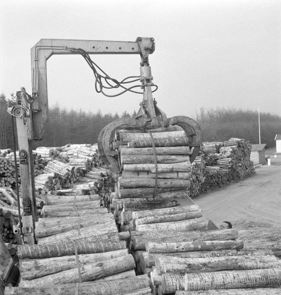 Boomstammen, houtopslagplaatsen, takels, Bestanddeelnr 253-5476