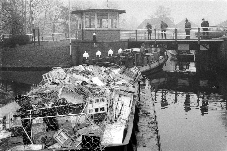 Boot met vuil voor de vernielde brug in de E10 waardoor vervoer van vuil naar de, Bestanddeelnr 931-2894