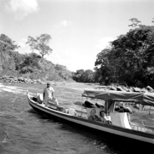 Boot op de Surinamerivier bij Brokopondo. Aan boord Jo de Greve (links), echtgen, Bestanddeelnr 252-5131