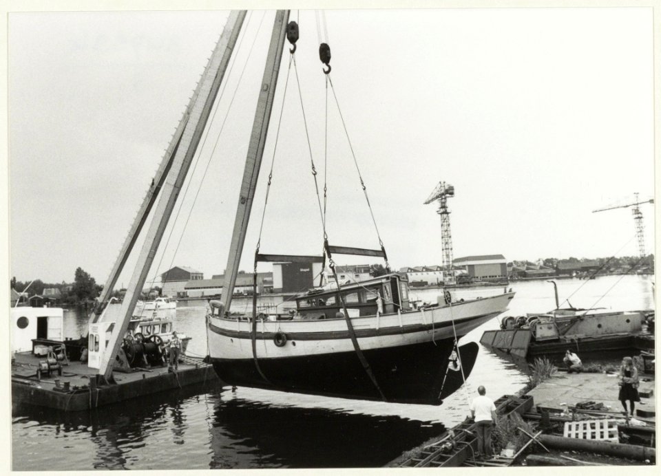 Bok Titan (bouwjaar1898) tilt de zeilkotter Morwenna (bouwjaar 1912) uit het water van de Rietpol. NL-HlmNHA 54032025