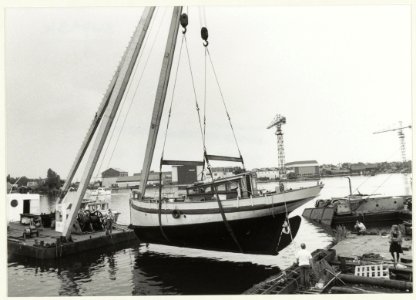 Bok Titan (bouwjaar1898) tilt de zeilkotter Morwenna (bouwjaar 1912) uit het water van de Rietpol. NL-HlmNHA 54032025