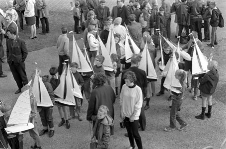 Bootjesfeest op de Bosbaan, de jongens met bootjes, Bestanddeelnr 920-3080