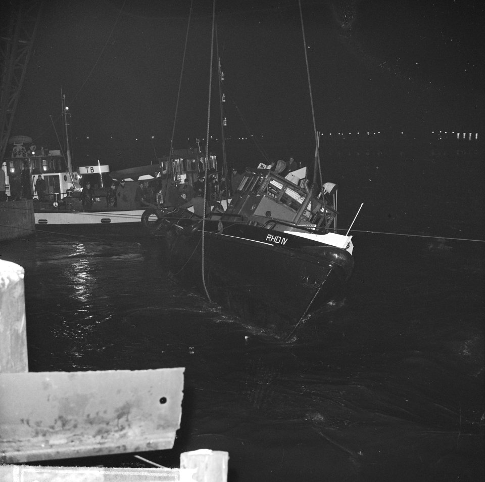 Bootje van Rijkshavendienst geramd in Rotterdam. Vijf doden het bootje wordt gel, Bestanddeelnr 914-8549