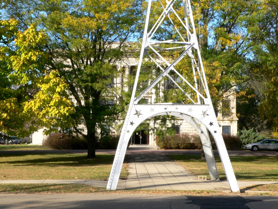 Bon Homme County courthouse from S behind flagpole 1