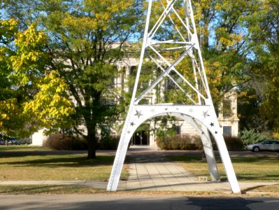 Bon Homme County courthouse from S behind flagpole 1