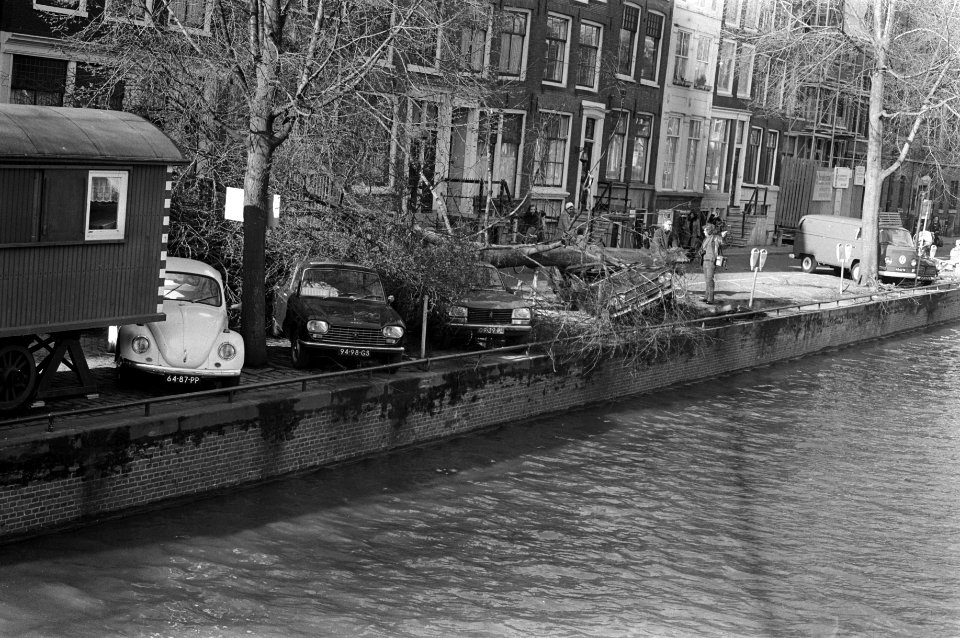 Boom omgewaaid en op auto gevallen op Herengracht, Amsterdam, Bestanddeelnr 926-3183