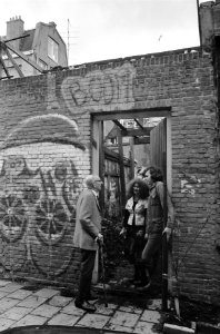 Boomgaard in Jordaan, oude Jordaner komt kijken, Bestanddeelnr 926-3946