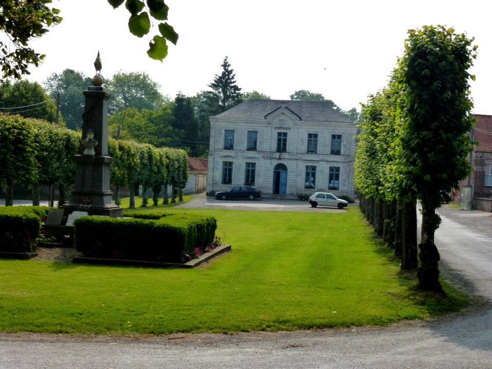 Bomy (Pas-de-Calais, Fr) mairie et monument aux morts