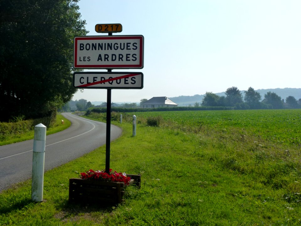 Bonningues-lès-Ardres ~ Clerques (Pas-de-Calais) city limit sign