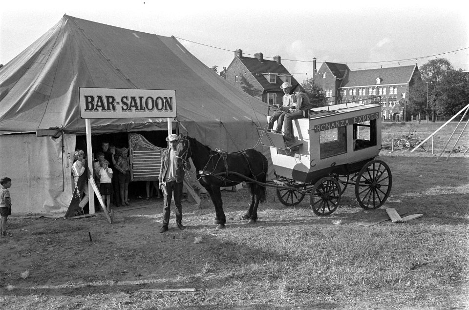 Bonanza-dorp in Amsterdam-noord. De Bonanza-expres, een oude postkoets, Bestanddeelnr 920-5058