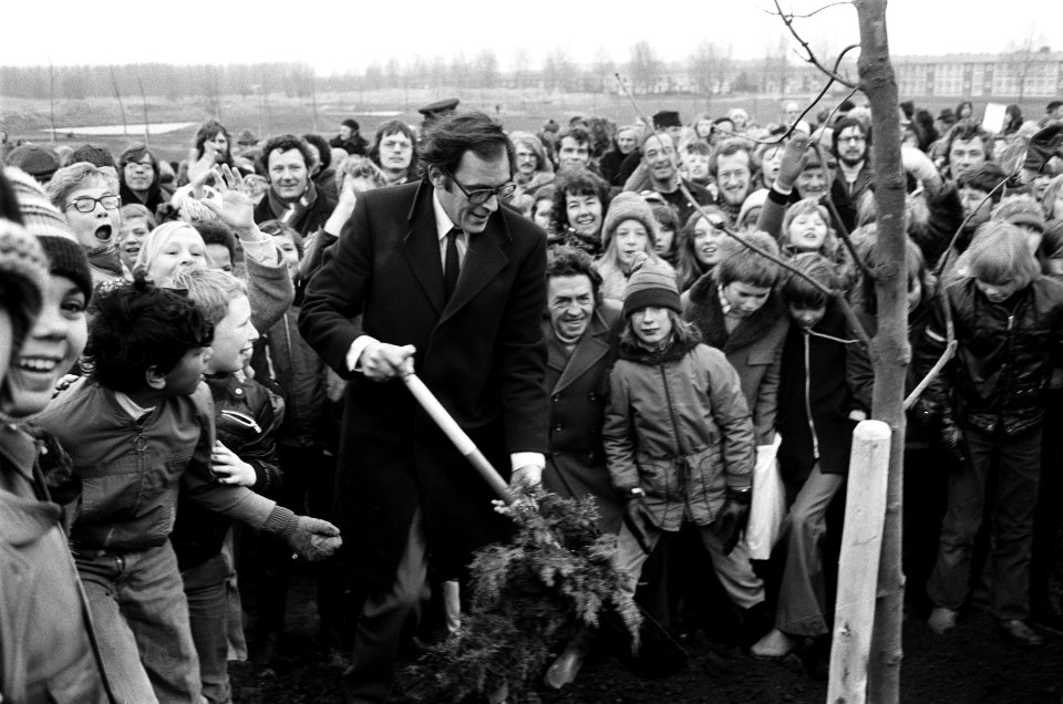 Boomplantdag in Amsterdam Slotermeer wethouder Lammers plant eerste boom, Bestanddeelnr 927-8138