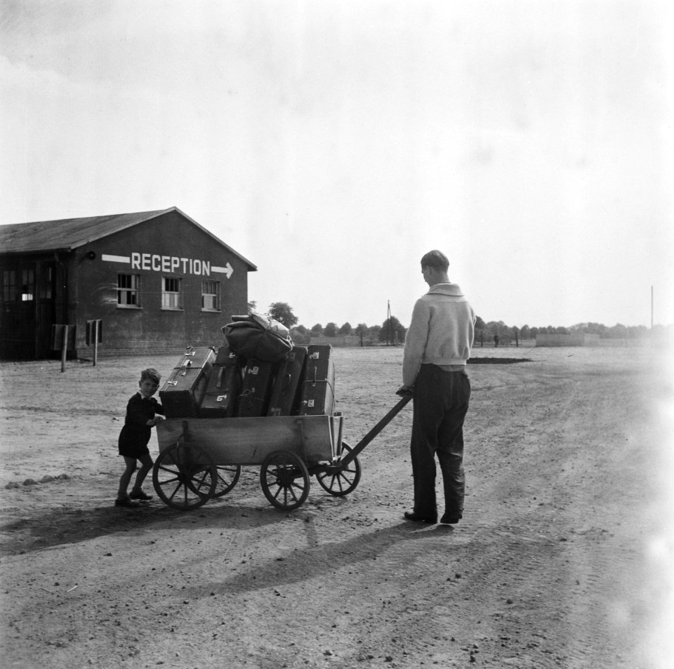 Bolderkar met bagage. Man en kleuter, Bestanddeelnr 900-5050