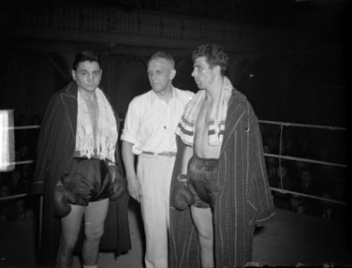 Boksen, middengewicht. Luc Van Dam (rechts) versus de Belg Gaston Chambraud in H, Bestanddeelnr 903-2330