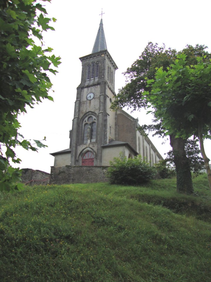 Bonloc (Pyr-Atl, Fr) l'église sur sa butte