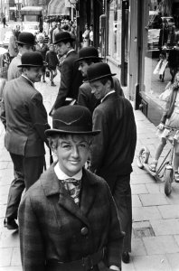 Bolhoeden de laatste tijd weer mode, invasie in Amsterdam, Bestanddeelnr 916-5974