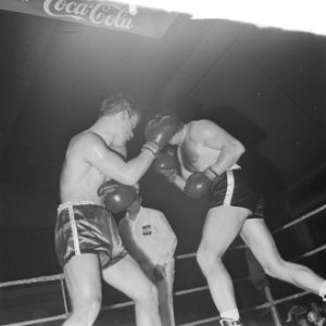 Boksen in de Riverahal te Rotterdam, Wim Snoek tegen de Duitser Al Duchsa (l), Bestanddeelnr 916-3016