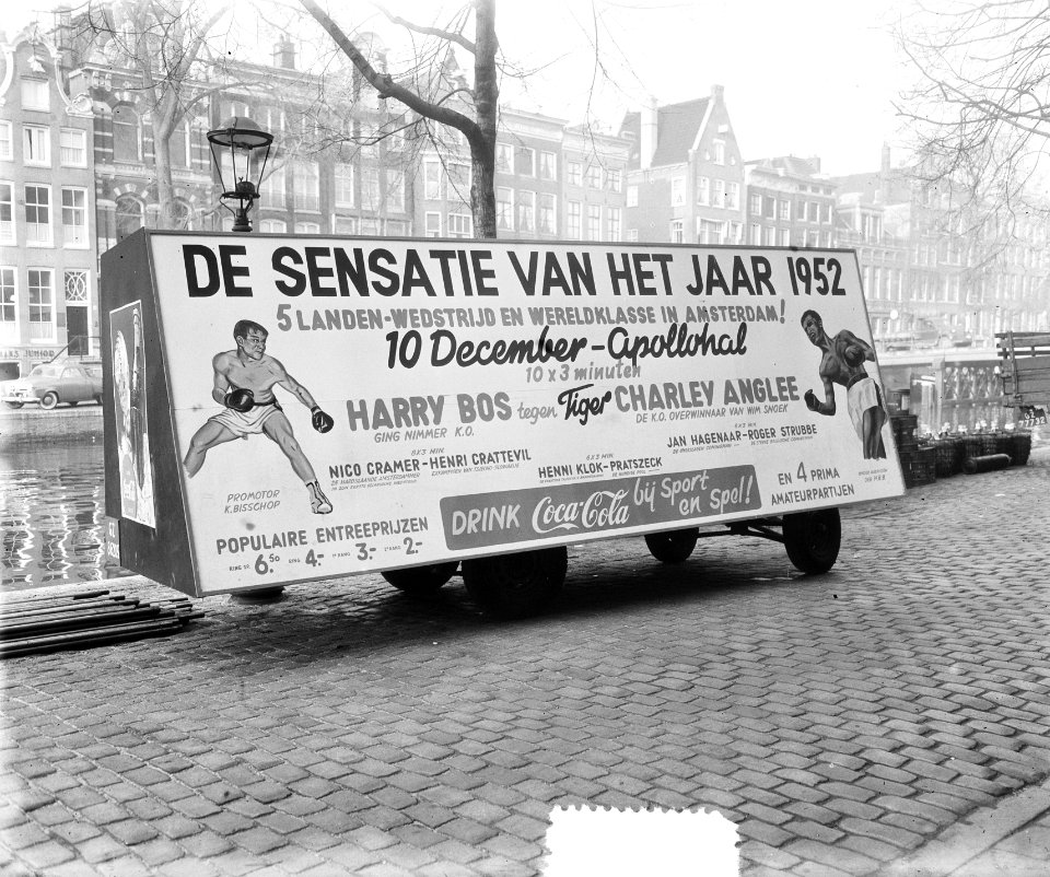 Boksen, gesponsord door Coca-Cola. Billboard, Bestanddeelnr 905-4472