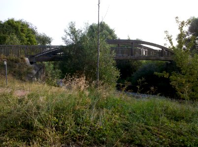 Bornitzer Holzbrücke für Radfahrer und Fußgänger im Verlauf des Elster-Radwegs im August 2015