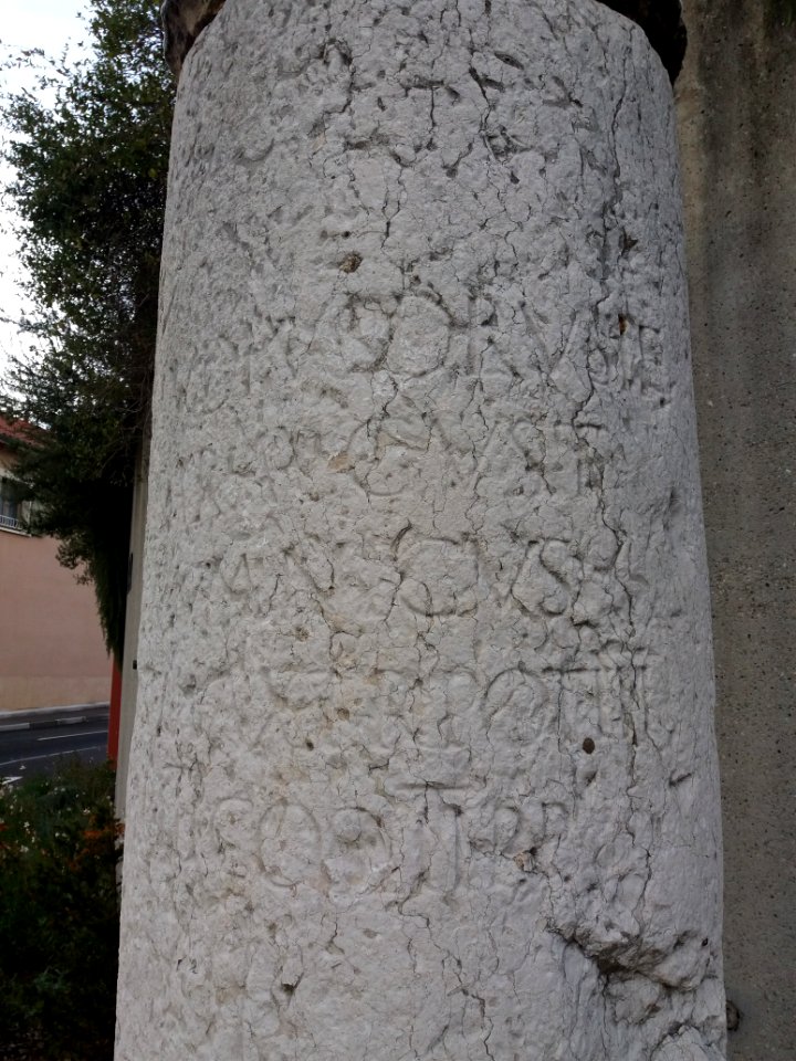 Borne milliaire de Solaize - Détail inscriptions