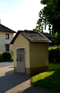 Bommersheim, Heiligenhäuschen, An der Friedenslinde ohne Nummer