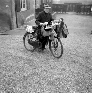 Borstelkoopman op volkfiets (voor grote schoonmaak), Bestanddeelnr 906-2507
