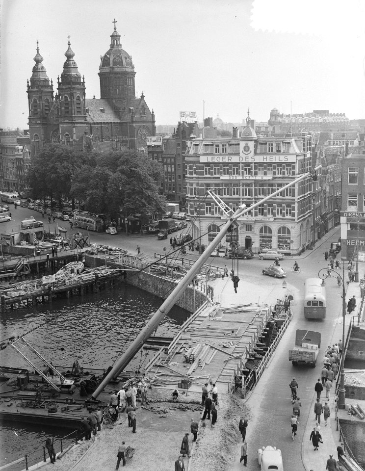 Bok met nieuwe bruggedeelte Damrak Prins Hendrikkade Amsterdam, Bestanddeelnr 907-2745