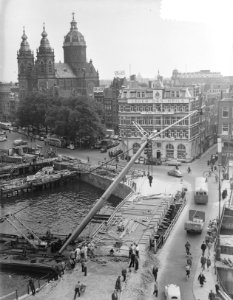 Bok met nieuwe bruggedeelte Damrak Prins Hendrikkade Amsterdam, Bestanddeelnr 907-2745